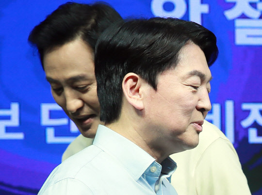 4·7 서울시장 보궐선거에 출마한 안철수 국민의당 후보(앞·오른쪽)와 오세훈 국민의힘 후보가 3월15일 서울 영등포 더플러스 스튜디오에서 열린 단일화 비전발표회에 앞서 포토타임을 갖고 있다.[사진=연합뉴스]
